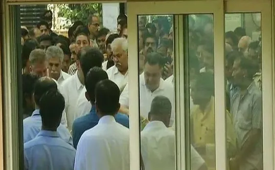 Shashi Kapoorâ€™s mortal remains consigned to flames