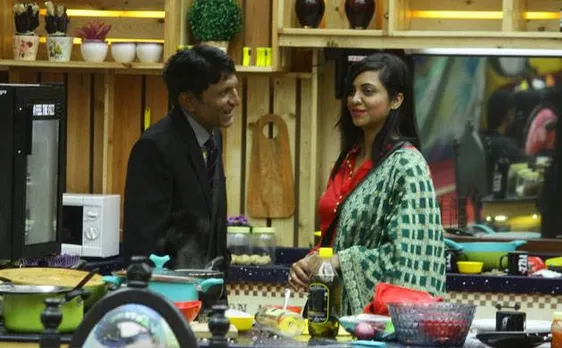Bigg Boss 11: Arshi Khan's father has a SPECIAL ADVICE for her (watch video)