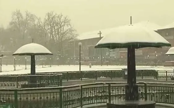 Kashmir cut off due to snowfall, air traffic affected