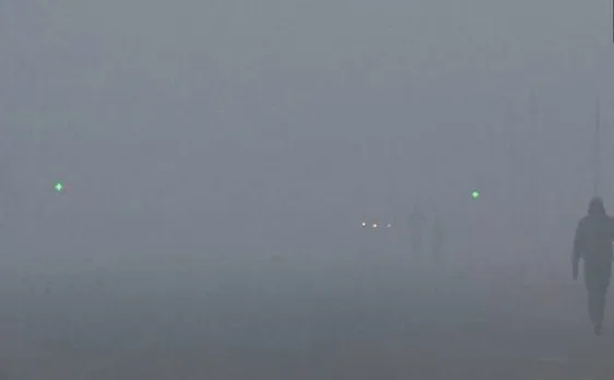 Cold wave sweeps north India, trains cancelled due to thick fog