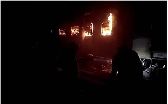 Watch |Fire breaks out in four coaches of Patna-Mokama passenger train; no casualties reported