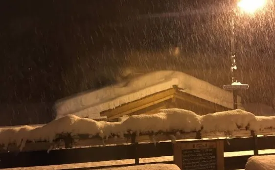 Heavy snowfall leaves thousands stranded in Swiss Alps