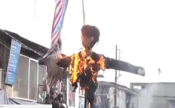 Protesters burn Israeli PM Benjamin Netanyahuâ€™s effigy in Kargil, Delhi ahead of â€˜historicâ€™ visit