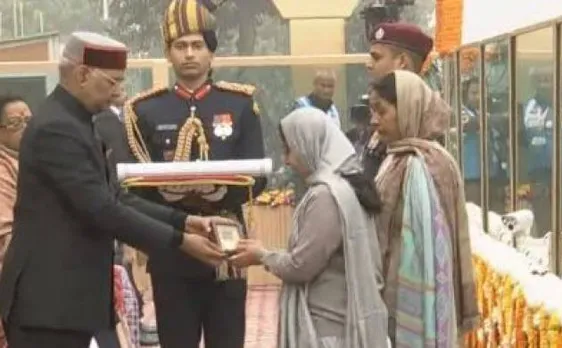 President turns emotional after honouring Garud commando at R-Day