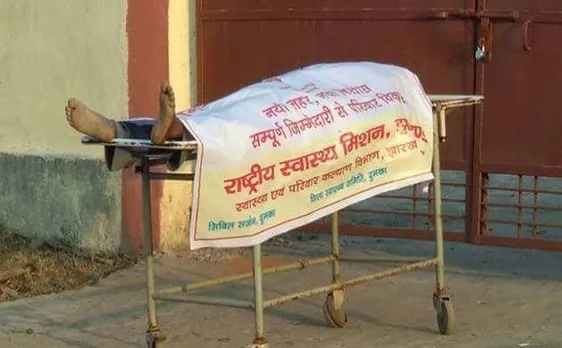 Watch video | Jharkhand hospital wraps dead tribal youth with govt adv poster