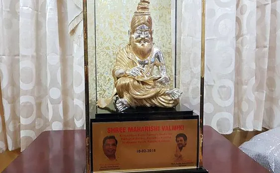 Karnataka independent MLA joins Congress, presents gold plated Maharishi Valmiki statue to Rahul Gandhi