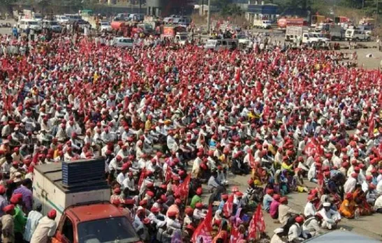 Over 45,000 farmers demanding loan waiver, fair price reach Mumbai; CM Fadnavis calls for party meeting to discuss situation