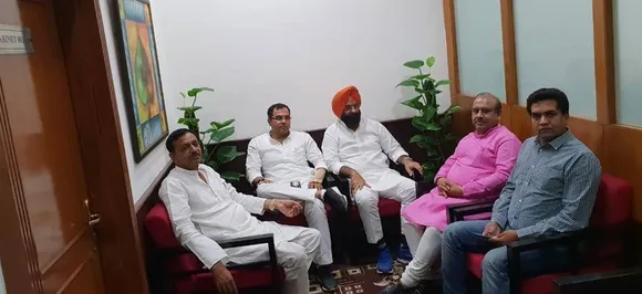BJP mimics AAPâ€™s protest at L-G house, holds dharna outside Kejriwalâ€™s office