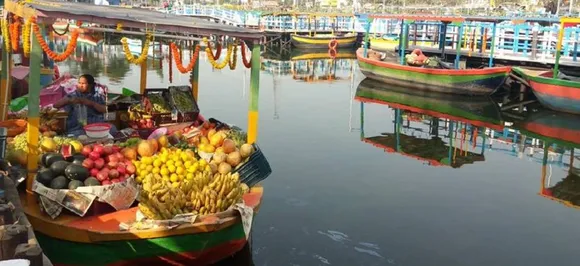 Patuli Floating Market: Shop while floating on water