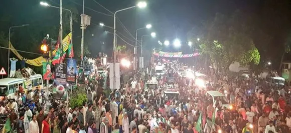 Clashes between police and PML-N workers in Pakistan after Nawaz Sharifâ€™s arrest