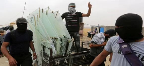 Israel tightens Gaza blockade as arson kites raise fears of war