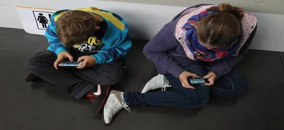 France closes in on phone ban in schools from September