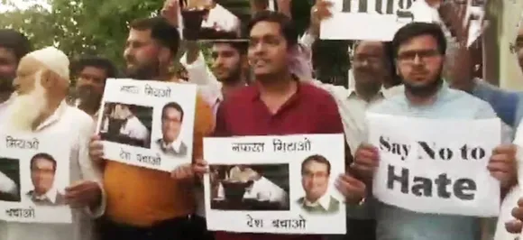 Rahul Gandhi's 'hugplomacy' hits streets of Delhi