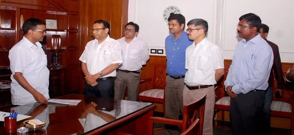 Kerala flood relief: Delhi officers hand over Rs 1.5 lakh to Arvind Kejriwal