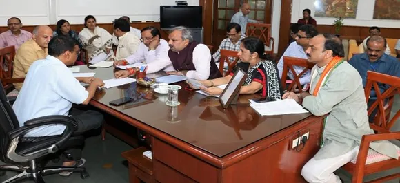 Mayors meet CM Kejriwal, seek release of civic funds 