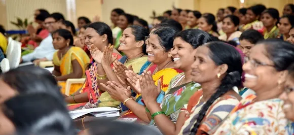 â€˜Saadhikara Mitrasâ€™ to get 5 lakh smart phones in Andhra Pradesh
