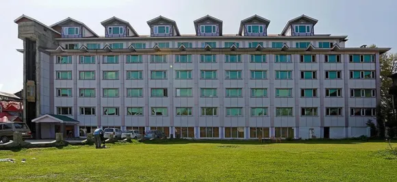 Massive fire engulfs Hotel Pamposh in Srinagar; blaze-fighting operation underway