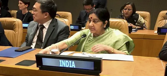 Sushma Swaraj meets her Iranian counterpart Javad Zarif, discusses US sanctions