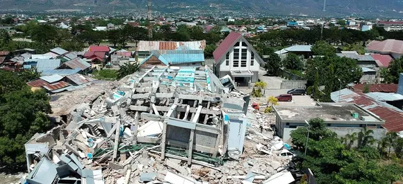 Quake-hit Indonesia asks for help, graves dug for 1,000-plus