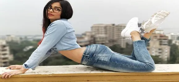 Adah Sharma grooves on â€˜Muqablaâ€™, wearing saree and a monkey head