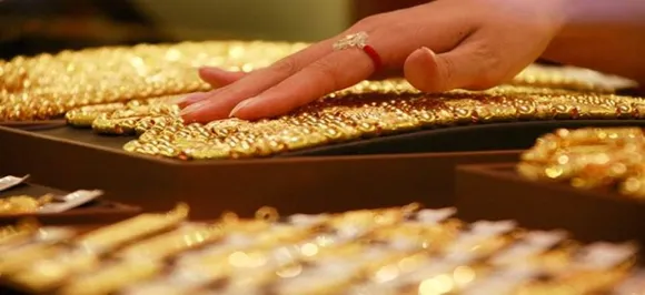 Gold at nearly 6-yr high of Rs 32,650 on festive demand