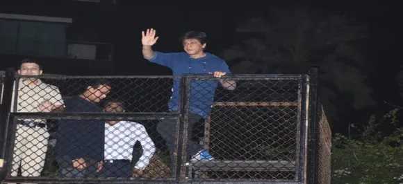 Shah Rukh Khan fans pool outside Mannat to wish the superstar a very Happy Birthday