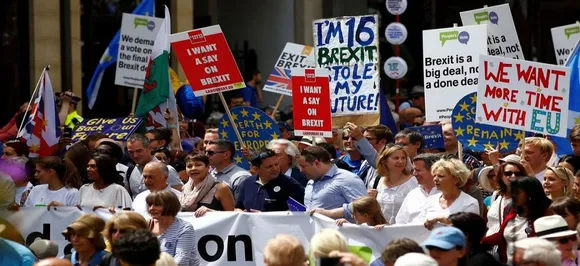 Thousands turn out for pro and anti Brexit marches in UK