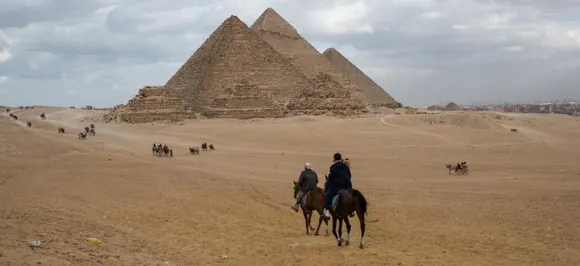 Powerful blast hits tour bus near Egyptâ€™s Giza pyramids, 3 Vietnamese tourists, guide killed