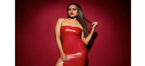 Sonakshi Sinha has a Kardashian moment, owns the latex dress look like a boss