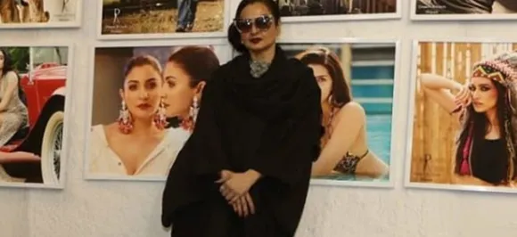 Watch: Rekhaâ€™s reaction after accidentally posing in front of Amitabh Bachchan's pic will leave you in splits