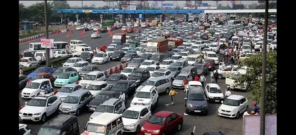 Traffic resumes at Delhi-Noida flyway, police negotiating with farmers 