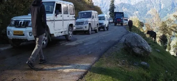 Jammu-Srinagar highway lockdown begins, Omar Abdullah terms move â€˜mindlessâ€™
