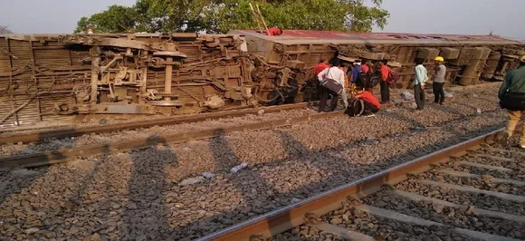 Howrah-New Delhi Poorva Express derails near Kanpur, 13 injured