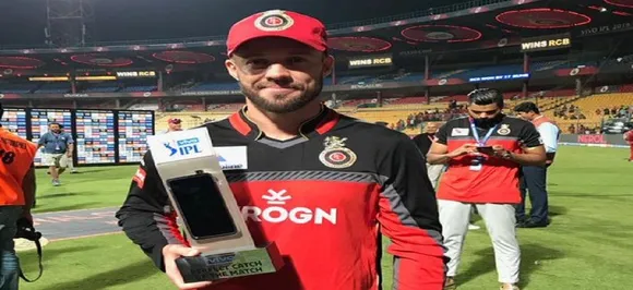 WATCH â€“ AB de Villiers hits a one-handed six out of the M Chinnaswamy stadium
