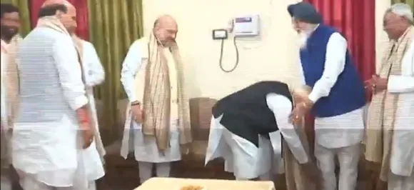 Watch: PM Modi touches Parkash Singh Badal's feet ahead of filing nomination in Varanasi