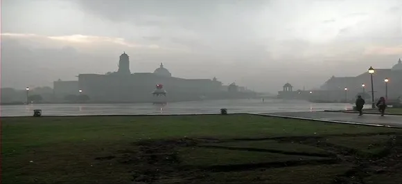 Overcast skies, moderate rain brings down Delhi temperature