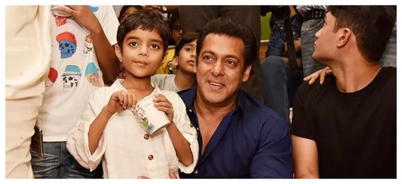 Did Salman Khan just give a â€˜heads-upâ€™ sign to reports of having a child through surrogacy? 