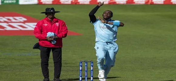 WATCH â€“ Unbelievable! Ball hits top of off stump and goes all the way to six over the keeper