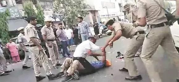 Video: Delhi policemen beat tempo driver black and blue, suspended
