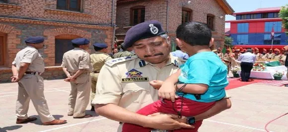 Emotional SSP Srinagar carries son of slain SHO Arshad Khan in lap during wreath-laying ceremony