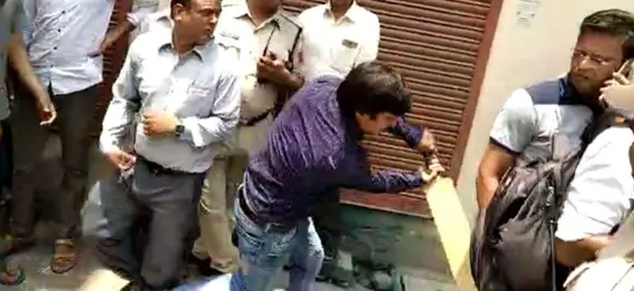 BJP leader Kailash Vijayvargiyaâ€™s son Akash arrested for thrashing Municipal Corporation officer 
