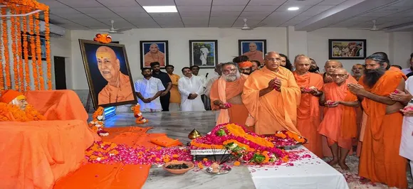 Swami Satyamitranand Giri passes away, VP Naidu, PM Modi condole his death