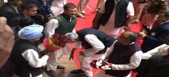 FACT CHECK: Did veteran Congress leader Motilal Vora touch Rahul Gandhi's feet? 