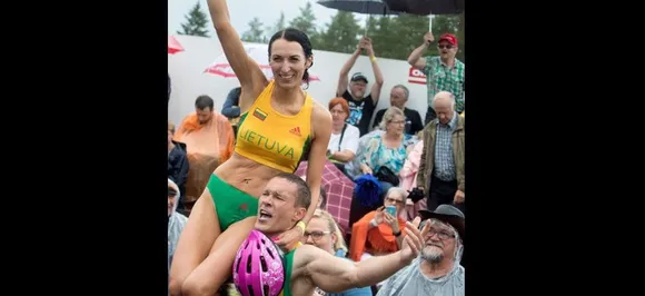 Couple wins World Wife-Carrying Championship for second straight year, the prize is UNBELIEVABLE!