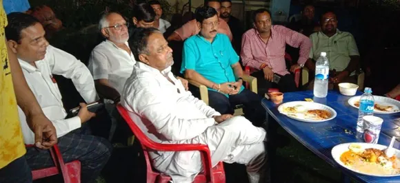 Bidhannagar mayor Sabyasachi Dutta seen with Mukul Roy after Trinamool clips powers