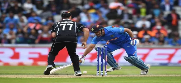 Lata Mangeshkar requests MS Dhoni not to retire from International cricket