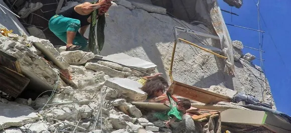 5-year-old Syrian girl dies after saving baby sister's life in heart-breaking airstrike photo