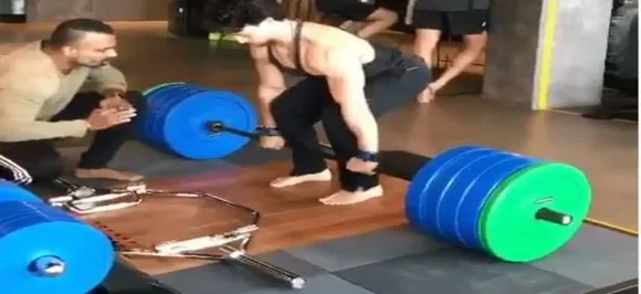 Watch: Tiger Shroff attempts 200 kg deadlift; Shilpa Shetty, Ishaan Khatter are shell shocked! 