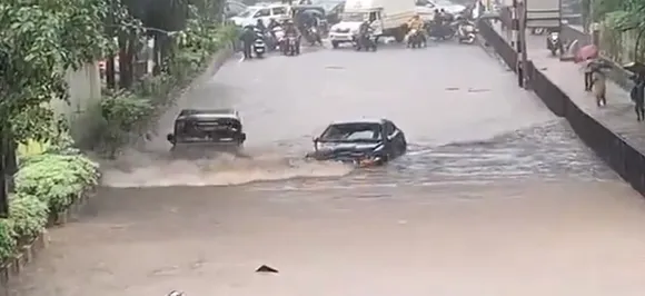 WATCH: When Mahindra Bolero Beats Jaguar Sedan On Mumbai Streets