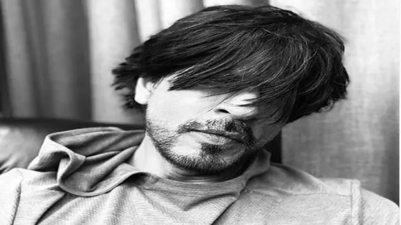 Shah Rukh Khan's Doppelganger Spotted! Internet is Going Bonkers On This Jordan Photographer  